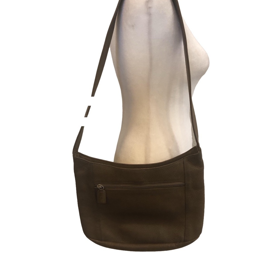 The Sak brown leather shoulder bag. Top zip. Casual outside zip pocket - Picture 2 of 15